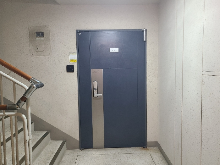 본건 201호 외부현관 입구 전경