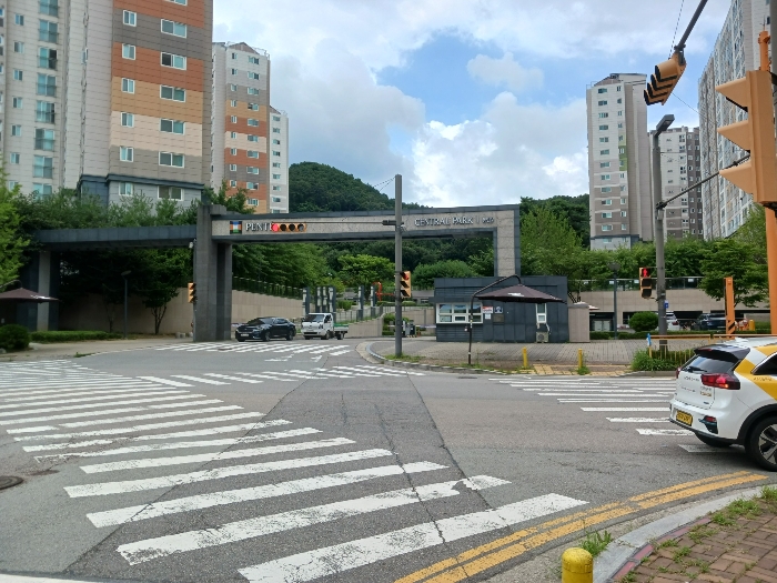 단지 정문 전경.