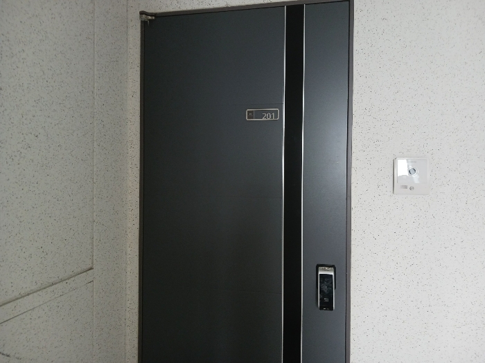 본건 (2층 201호) 현관 전경.