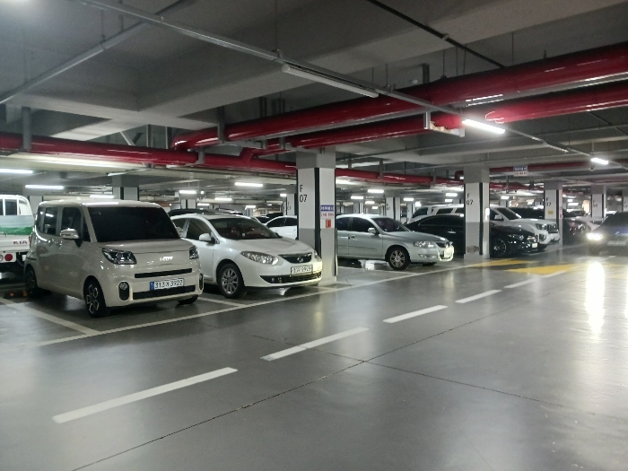 지하 주차장 전경.