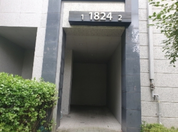 1824동 건물 1,2라인 출입구