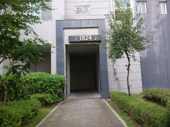 1824동 1호 및 2호 공동출입구 전경.