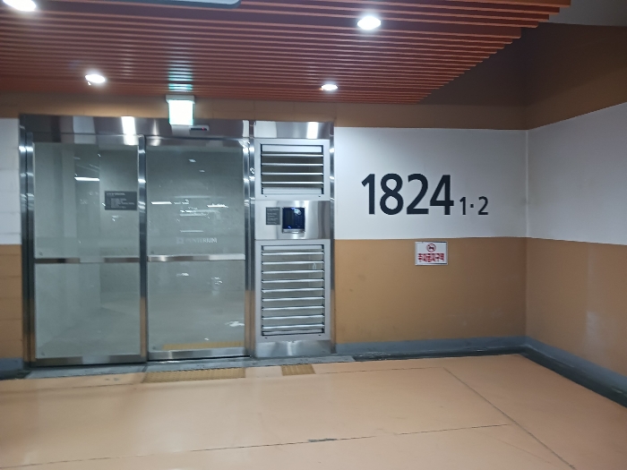 1824동 1호 및 2호 지하주차장 공동출입문 전경.