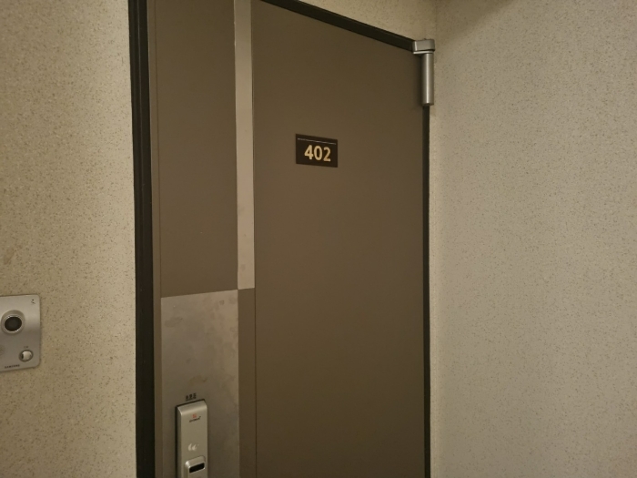 본건 4층 402호 현관