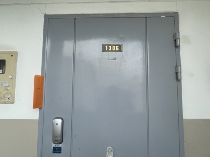 1306호 출입문