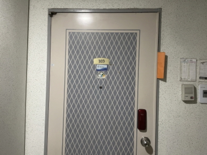 103호 출입문
