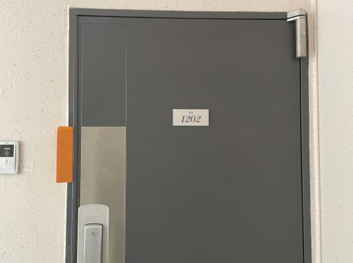 1202호 출입문
