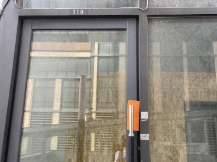 110호 출입구