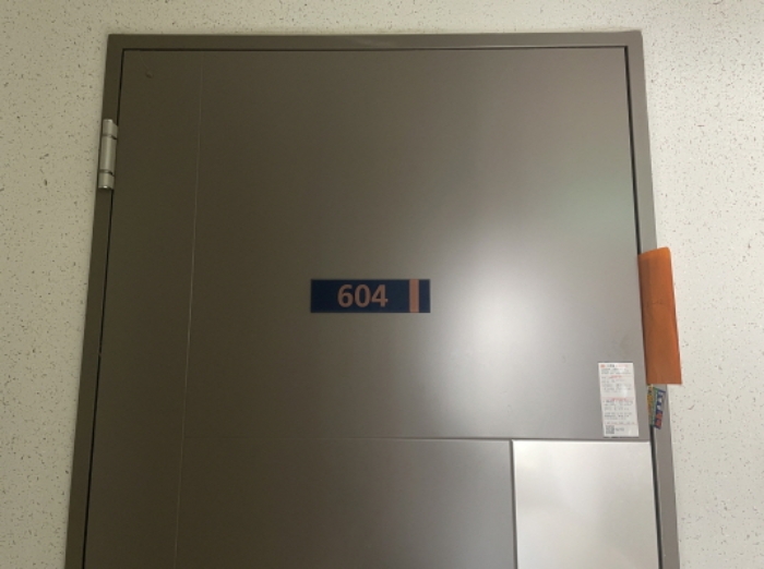 604호 출입문