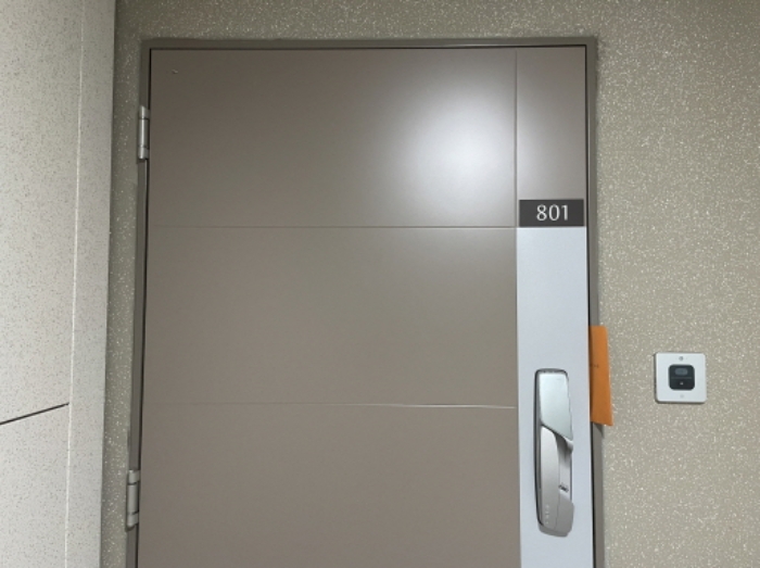 801호 출입문
