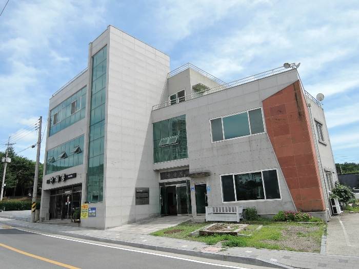 본건 전면부(북