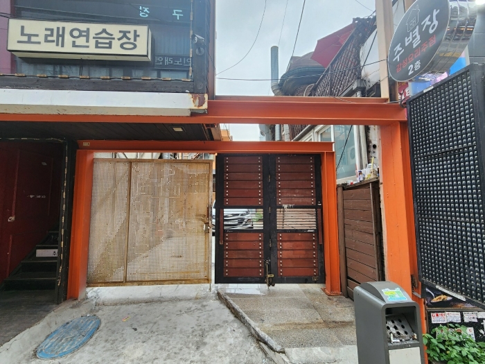 본건 입구 전경