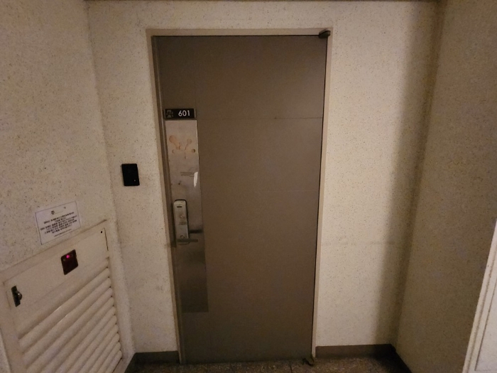 본건 출입문 전