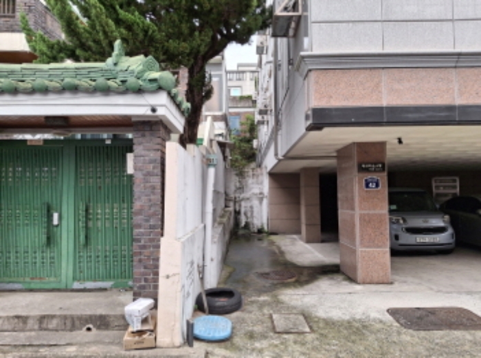 건물 좌측 모습