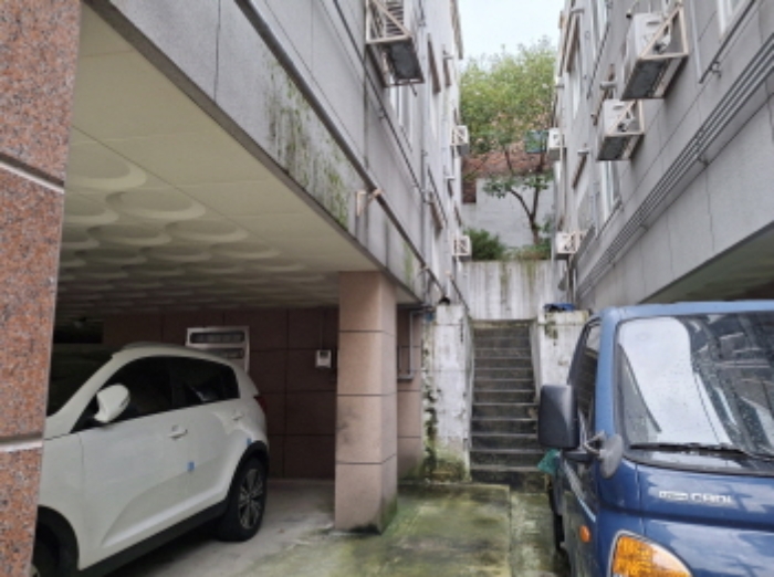 건물 우측 모습