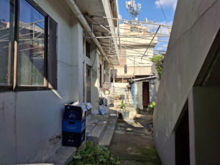 건물 뒷쪽 마당