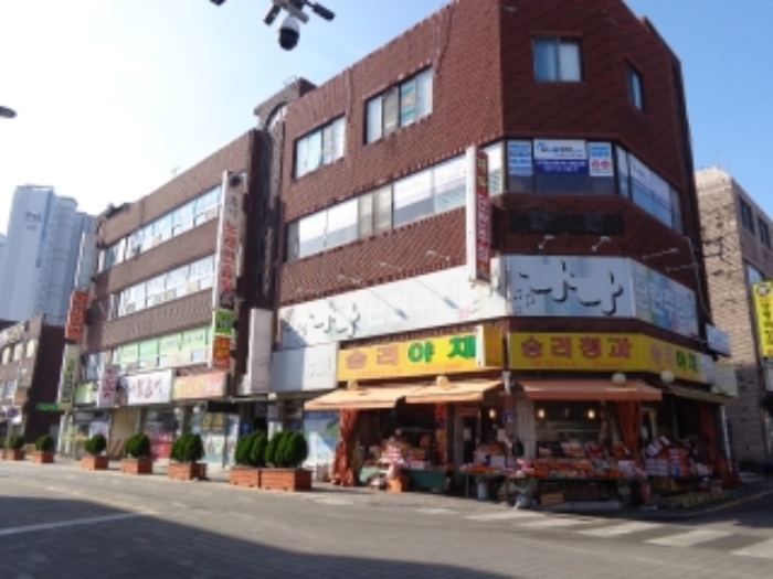 북동쪽에서 바라