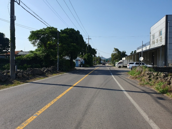 본건 서측으로 접한 아스콘 포장도로