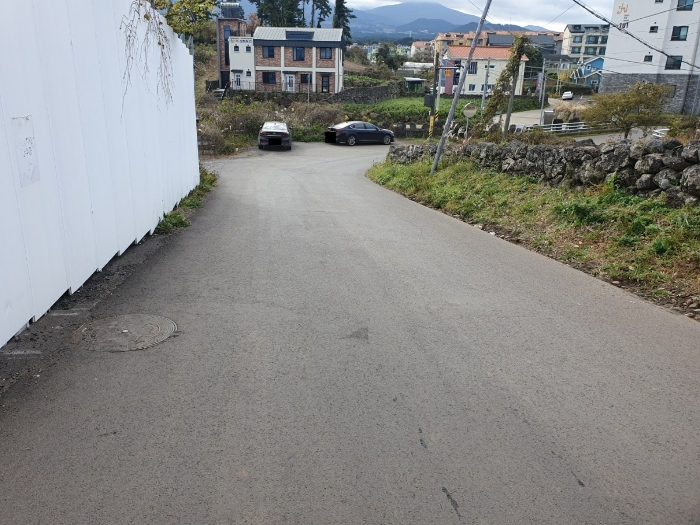 본건 서측으로 접한 포장도로