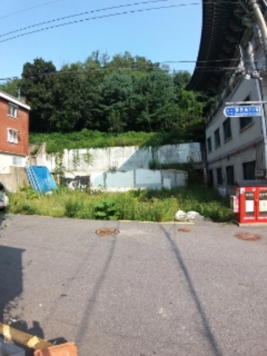 도로(남측)에서 바라본 목적부동산(나대지)