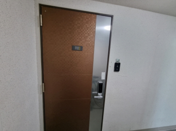 1103호 출입문