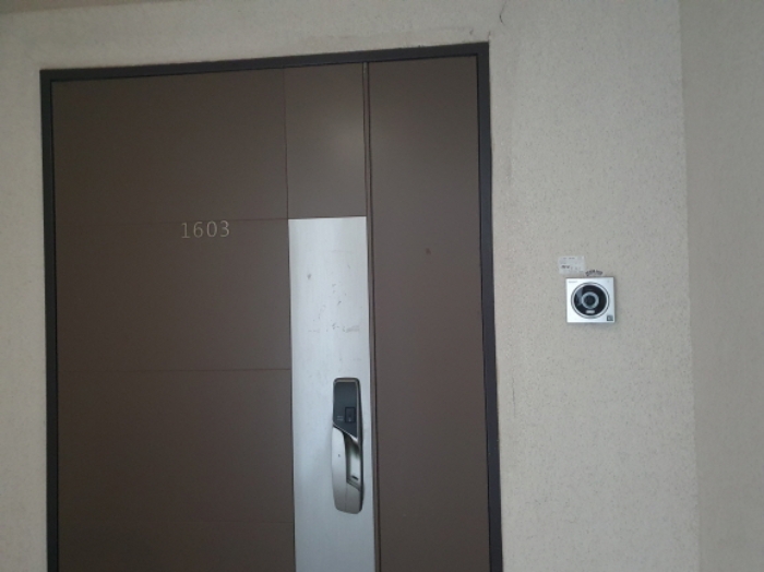1603호 출입문