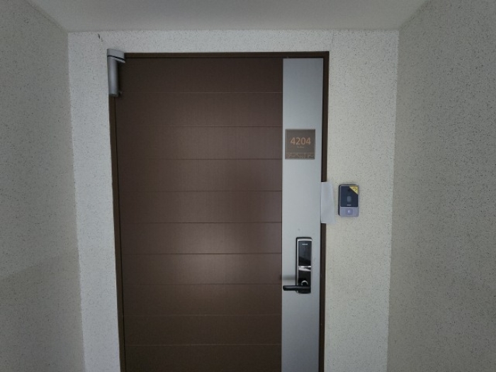 출입문 및 안내