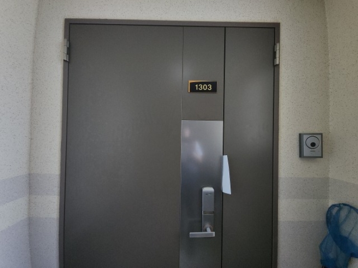 출입문 및 안내