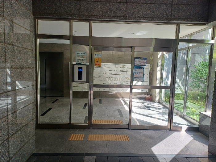 본건 외부 출입