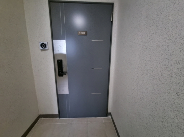 1002호 출입문