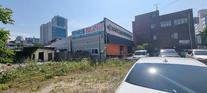 [본건 토지 및 건물 전경(남서측에서 촬영)]
