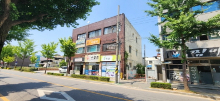 본건 및 소유자 소유의 3층 건물(1동)