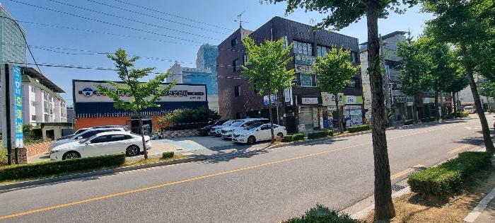 [본건 토지 및 건물 전경(남측에서 촬영)]