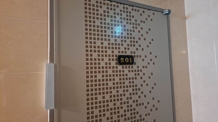 본건 201호 출입문