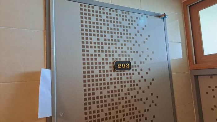 본건 203호 출입문