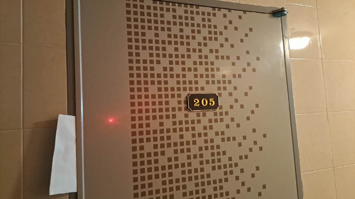 본건 205호 출입문