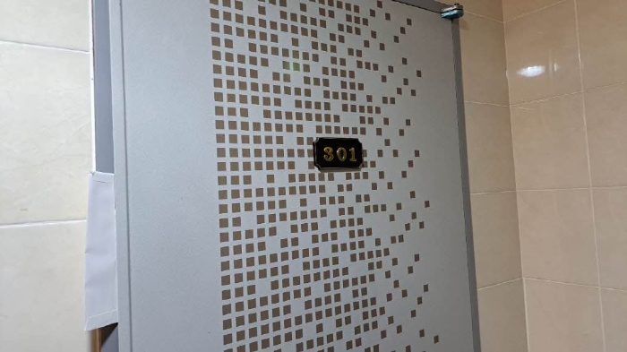 본건 301호 출입문