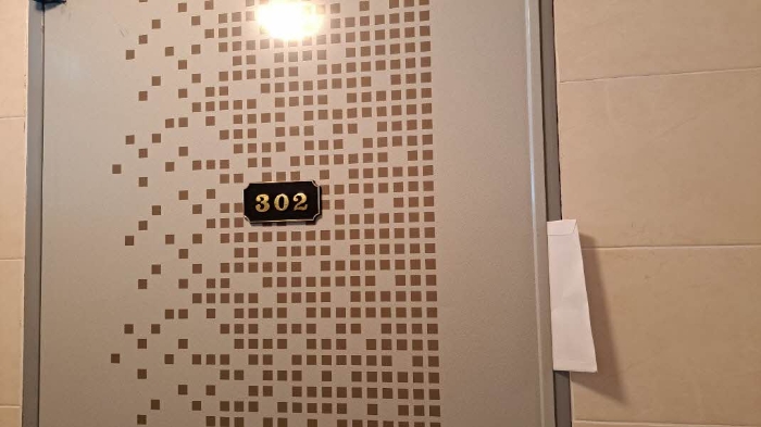 본건 302호 출입문