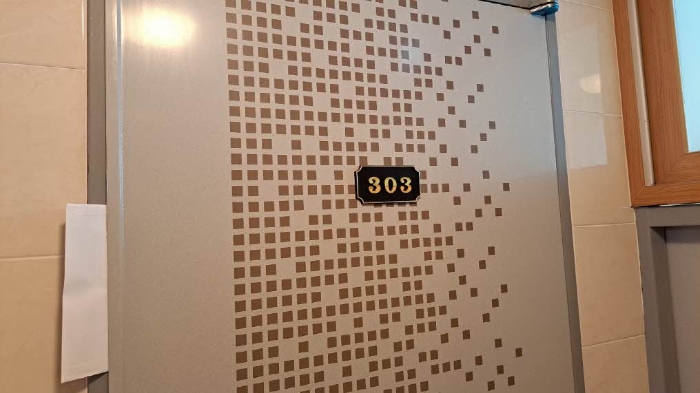 본건 303호 출입문