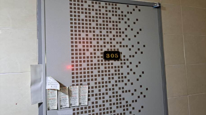 본건 305호 출입문