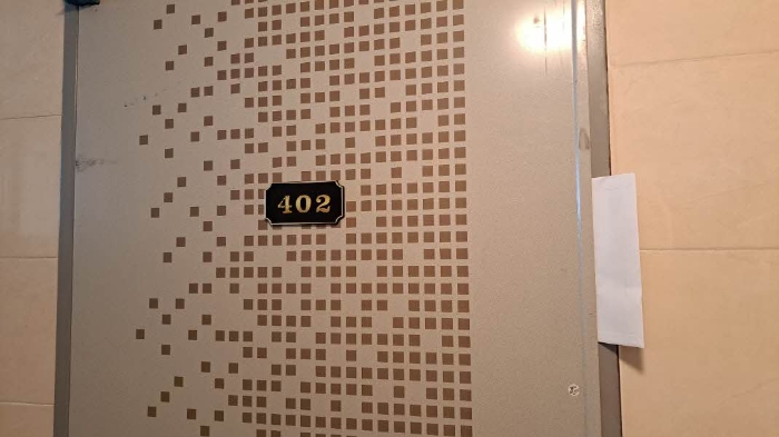 본건 402호 출입문