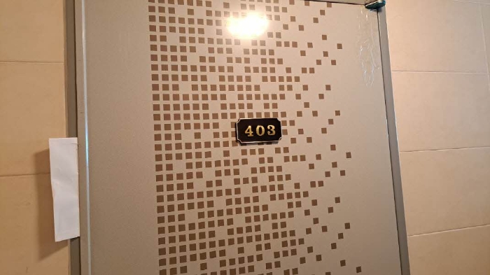 본건 403호 출입문