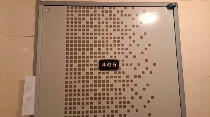 본건 405호 출입문