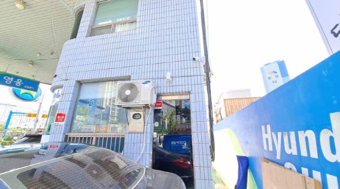 본건 2층으로 통하는 출입문