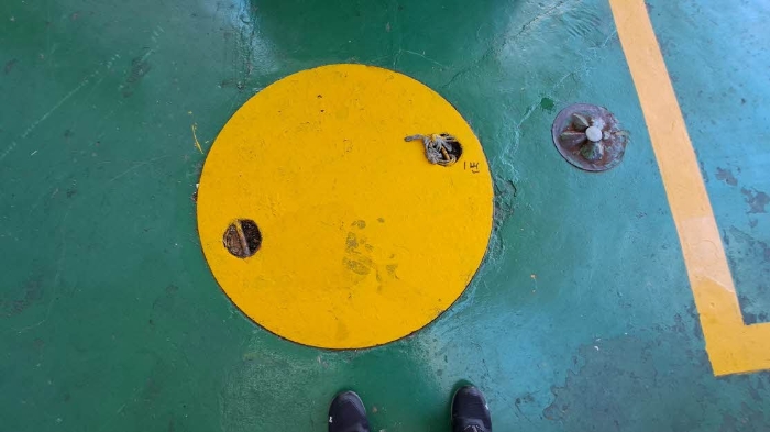 유류저장탱크 입구