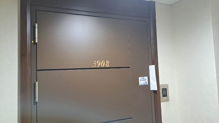 본건 3908호 현관문
