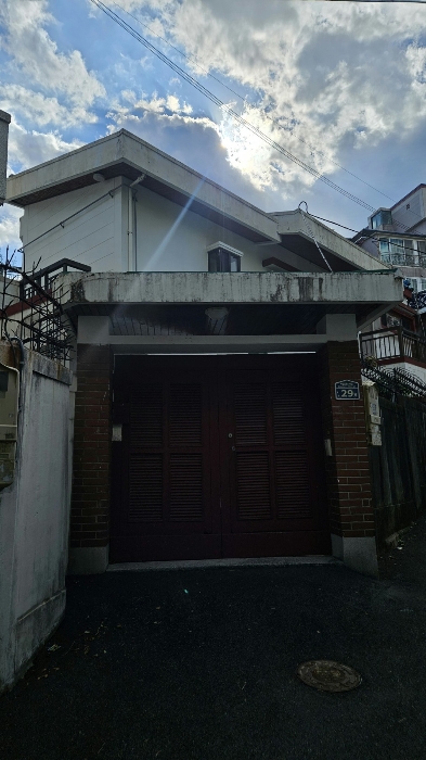 [본건 전경과 부근상황--북동측에서 촬영]