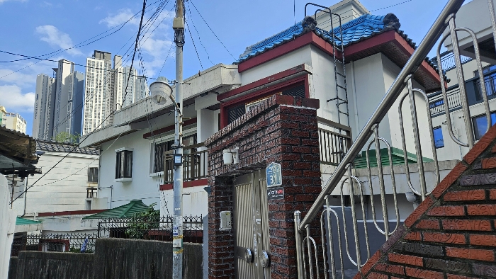 [본건 전경과 부근상황--북서측에서 촬영]