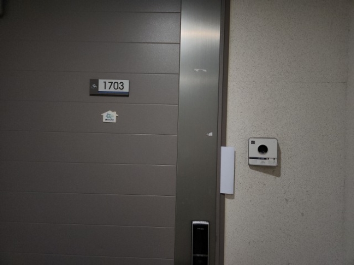 출입문 및 안내장