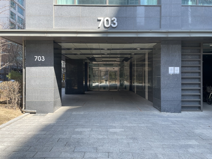 본건 1층 공동현관문